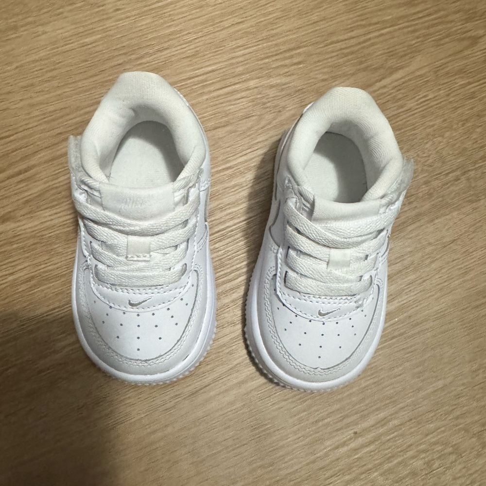 Classic White Kids' Sneakers with Padded Collar - Picture 3 of 4